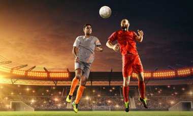Profesyonel futbolcular iş başında. Havada bir top için mücadele. 