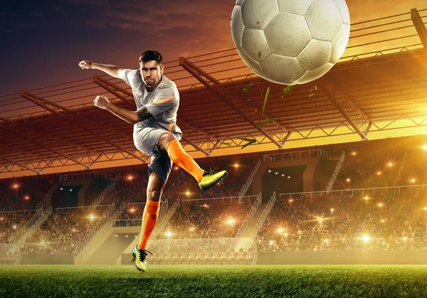 Ποδοσφαιριστής Κλωτσάει Την Μπάλα Γήπεδο Ποδοσφαίρου Θεατές Και Νυχτερινό Δραματικό — Φωτογραφία Αρχείου