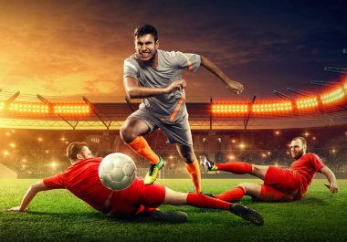 Profesyonel futbol takımları bir top için bir alan mücadele. Zor oyun.