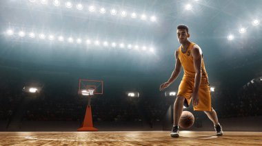 Basketbolcu ışıklandırılmış profesyonel spor arenada topu salya