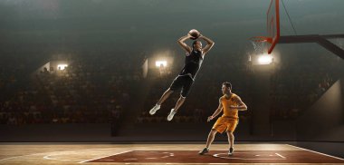 Basketbolcular kenarın yanındaki top için dövüşürler. Slam smaç