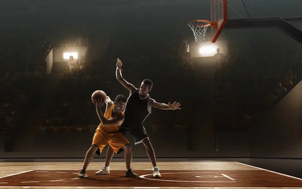Баскетболисты Борются Мяч — стоковое фото