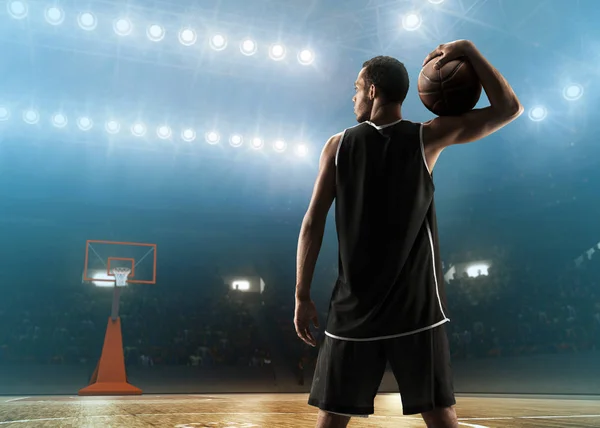 Professioneller Afrikanisch Amerikanischer Basketballspieler Sportuniform Mit Ball Auf Einer Beleuchteten — Stockfoto