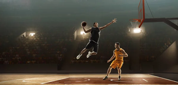 Два Баскетболиста Рядом Кольцом Мячом Африканский Игрок Делает Слэм Данк — стоковое фото