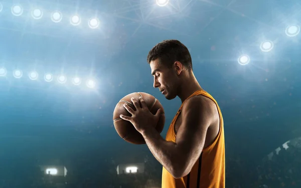 Jonge Professionele Basketbalspeler Met Een Bal Een Verlichte Basketbal Arena — Stockfoto