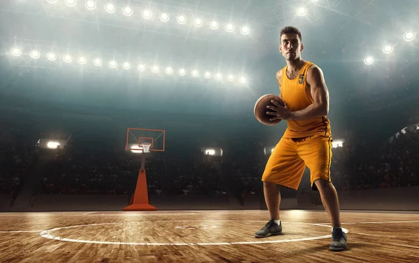 Basketballspieler Mit Dem Ball Auf Einer Professionell Beleuchteten Basketballarena — Stockfoto