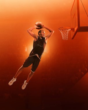Spor üniformalı Afro-amerikan basketbolcu profesyonel basketbol sahasında topla hareket etti. Smaç. Atlama atışı. Kırmızı ışıklandırılmış arka plan