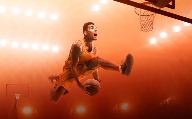 Spor üniformalı basketbolcu profesyonel basketbol sahasında topla hareket halinde. Smaç. Atlama atışı. Kırmızı ışıklandırılmış arka plan