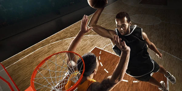 Баскетболисты Сражаются Мяч Возле Баскетбольного Поля Высокий Угол Обзора Кольца — стоковое фото