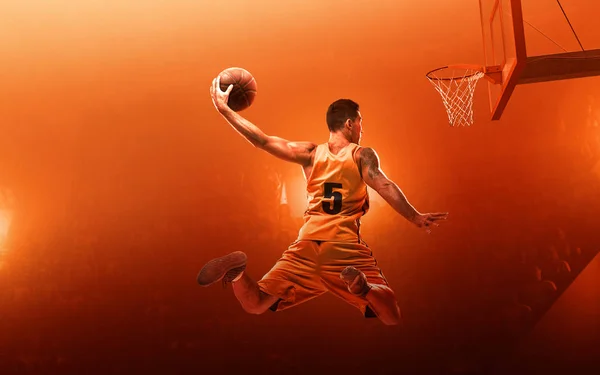 Basketbalspeler Buurt Van Hoepel Met Bal Leg Schot Rode Verlichte — Stockfoto