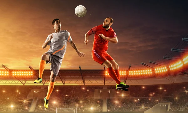 Giocatori Calcio Azione Che Lottano Pallone Campionato Calcio Stadio Sportivo — Foto Stock