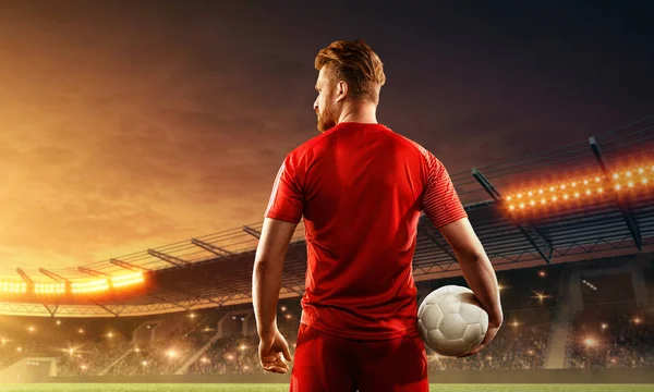 Jogador Futebol Com Uma Bola Uniforme Esportivo Estádio Vista Volta — Fotografia de Stock