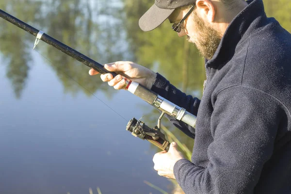 Sportfiskaren Hatten Står Med Ett Fiskespö Över Vattnet Och Justerar — Stockfoto