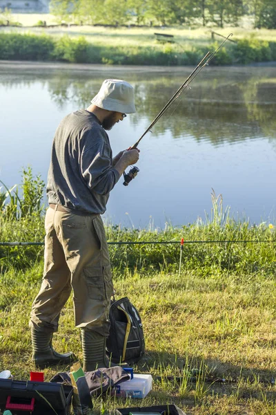 Sportfiskaren Hatt Och Gummistövlar Står Över Vattnet Med Ett Fiskespö — Stockfoto