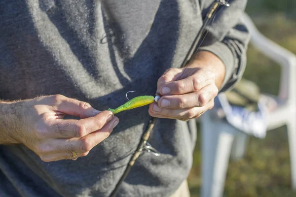 Les Mains Pêcheur Présentent Appât Filant Caoutchouc Pêcheur Détient Canne — Photo