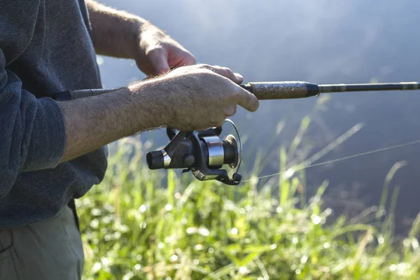 Fiskare Fångar Fisk För Spinning Drar Linan Med Spinnrock — Stockfoto