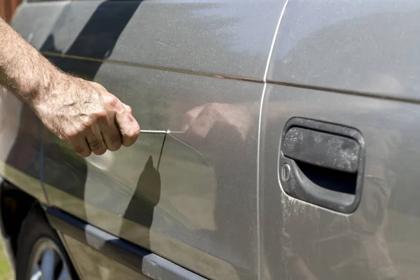 Handen Håller Nageln Och Förstör Bilens Färg Dörren Genom Att — Stockfoto