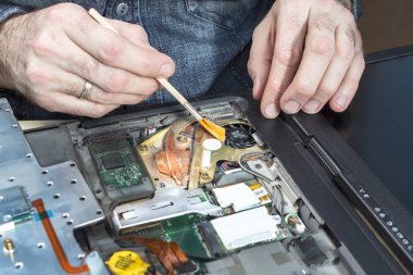 Bilgisayar Servisi. Asker laptop ile toz ve diğer iç temizler.