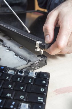 Bilgisayar Servisi. Servis teknisyeni. Dizüstü açılış. Ekran değiştirme.