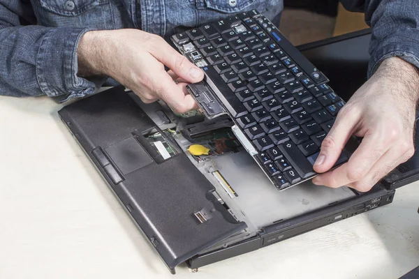 Homem Liga Portátil Serviço Computador Removendo Teclado — Fotografia de Stock