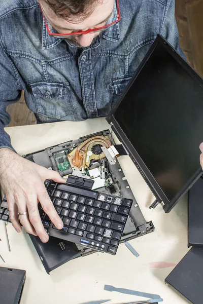 Hombre Pone Marcha Portátil Servicio Informático Quitar Teclado — Foto de Stock