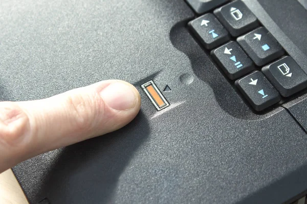 Mann Legt Zeigefinger Auf Fingerabdruckleser Laptop — Stockfoto