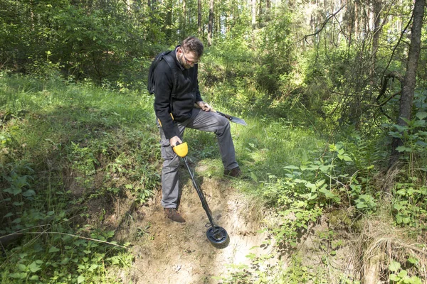 Man Searches Slope Forest Search Treasure Using Metal Detector — Stock Photo, Image