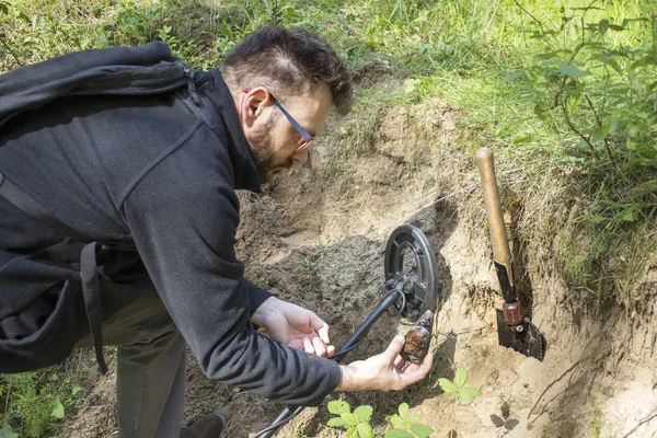 Sök Efter Minnessaker Från Andra Världskriget Man Visar Säkring Från — Stockfoto