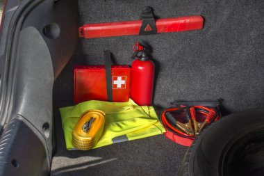 Olduğu bir ilk yardım çantası, yangın söndürücü, uyarı üçgeni, yansıtıcı yelek, marş kabloları ve çekici halat arabanın bagajına iç.