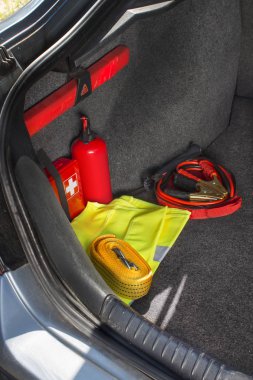 Olduğu bir ilk yardım çantası, yangın söndürücü, uyarı üçgeni, yansıtıcı yelek, marş kabloları ve çekici halat arabanın bagajına iç.
