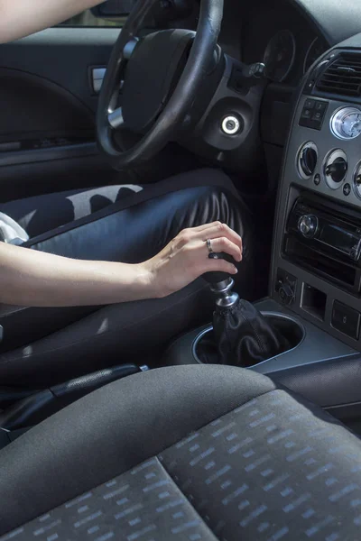 Mujer Sentada Detrás Del Volante Del Coche Sostiene Una Mano — Foto de Stock