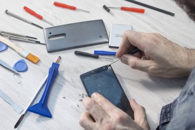 Hizmet çalışan tablet'ın tümleşik devre tutar ve aracını seçer.