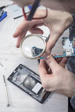 Telefonun entegre devre Büyüteç hizmet çalışan cep telefonu denetler.