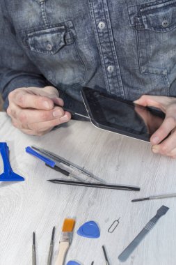 Elektronik hizmet istasyonunda çalışıyorum. Tablet onarım. Bir kırık tablet bir elektronik hizmet çalışan eller