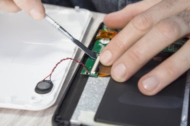 El aracıyla tablette plaka kablolarla şerit unzips.