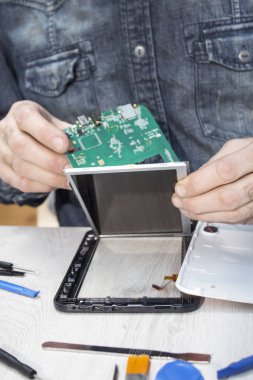 Elektronik hizmet çalışan tablet'ın tümleşik devre elinde tutar..