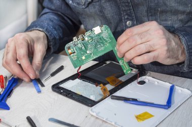 Hizmet çalışan tablet'ın tümleşik devre tutar ve aracını seçer.