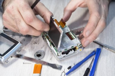 Web kamerada gevşeterek. Matrix kaldırılıyor. Yönetim Kurulu ve entegre devreler kameradan bir servis teknisyeni tarafından kaldırıldı.