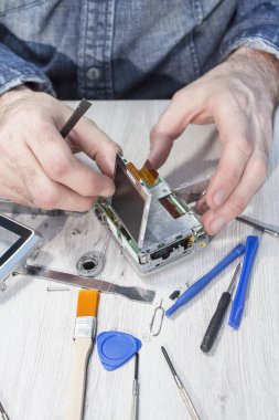 Web kamerada gevşeterek. Matrix kaldırılıyor. Kırık kamera elektronik hizmetinde demonte.