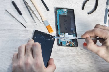 Kırılmış cam üzerinde bir cep telefonu cep telefonu hizmet değiştirme