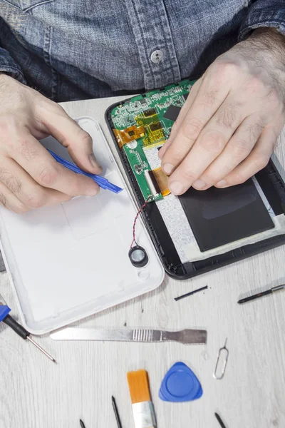 Mano Con Herramienta Descomprime Tira Con Los Cables Placa Tableta — Foto de Stock