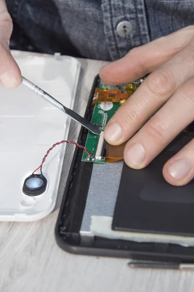 Mano Con Herramienta Descomprime Tira Con Los Cables Placa Tableta — Foto de Stock