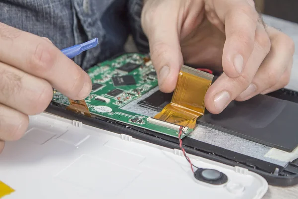 Mano Con Herramienta Descomprime Tira Con Los Cables Placa Tableta — Foto de Stock