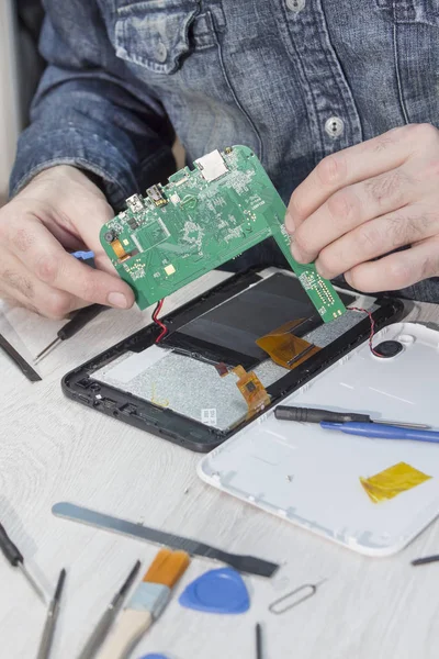 Tablet repair. Removing the matrix and integrated circuit from the tablet.