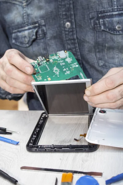 Elektronik hizmet çalışan tablet'ın tümleşik devre elinde tutar..