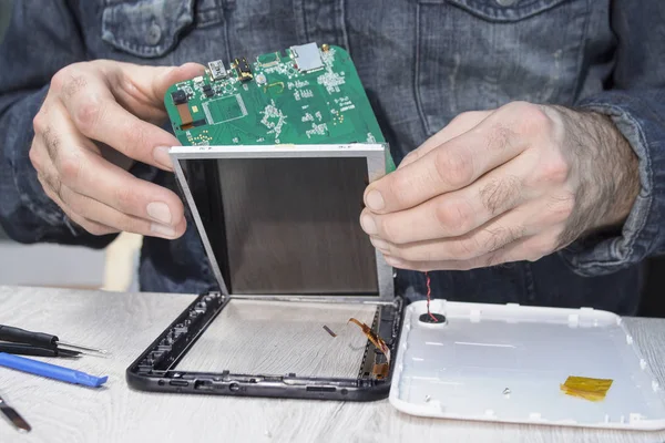 Tablet repair. Removing the matrix and integrated circuit from the tablet.