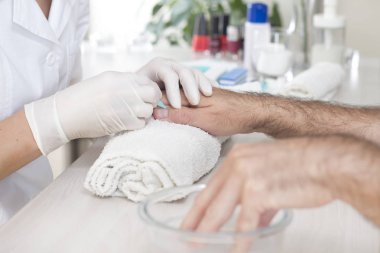 Erkek bakım. Şevval özçelik güzellik erkek el üzerinde çivi ciltte kaldırma.