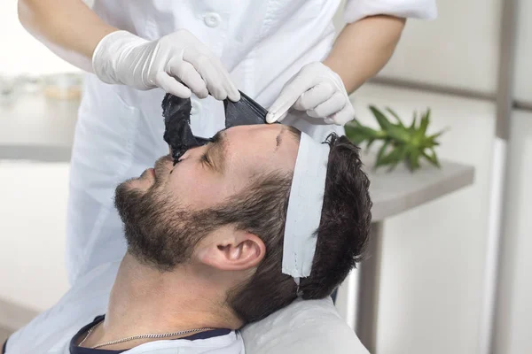 Man Tijdens Een Cosmetische Behandeling Een Schoonheidssalon Verwijderen Van Masker — Stockfoto