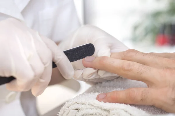 Tratamiento Cosmético Manicura Una Mano Masculina Aserrar Las Uñas Hombre — Foto de Stock