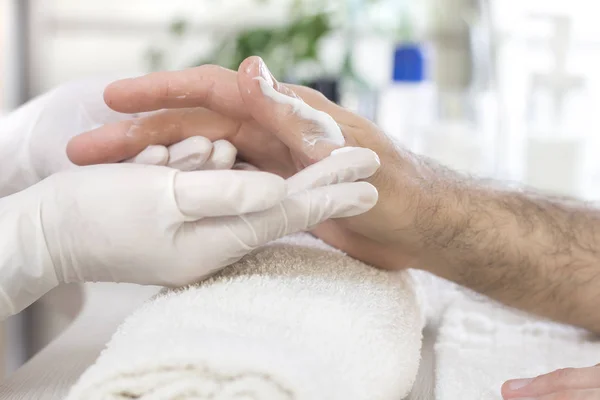 Die Creme Wird Von Einer Kosmetikerin Gummihandschuhen Auf Die Hand — Stockfoto